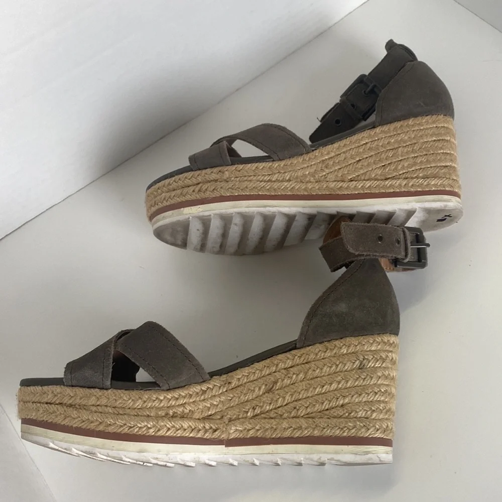 Marc Fisher Zulika wedge olive green size 9.5
